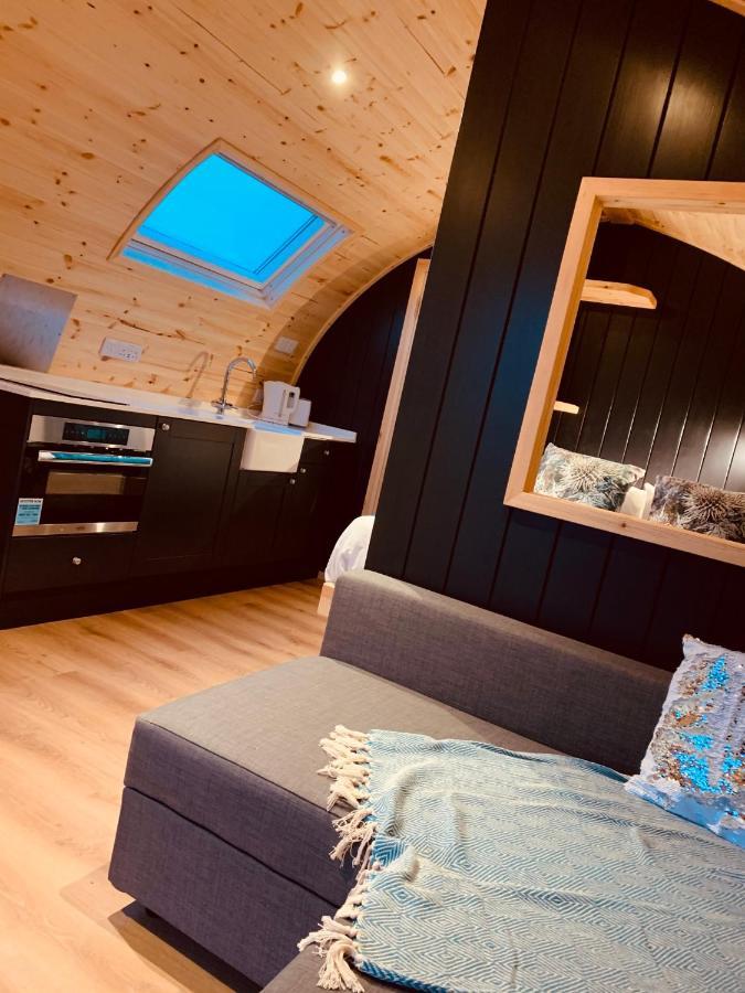 Thistle Pod Farm Stay With Hottub Sleeps 2 Galston  Kültér fotó