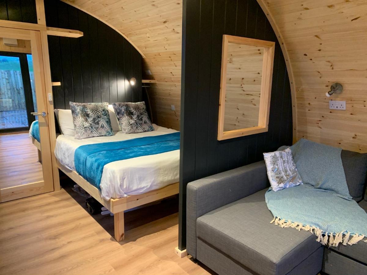 Thistle Pod Farm Stay With Hottub Sleeps 2 Galston  Kültér fotó