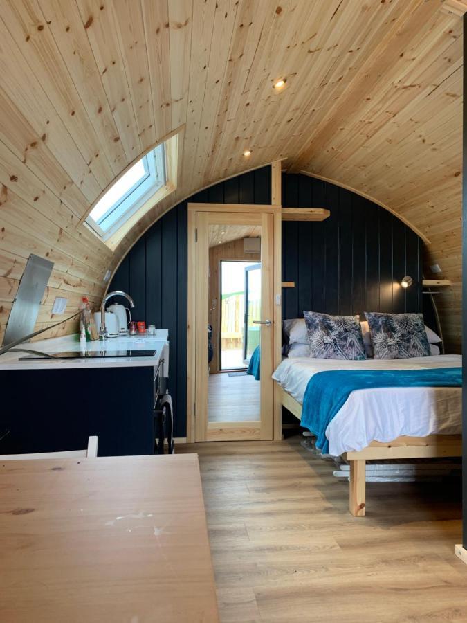 Thistle Pod Farm Stay With Hottub Sleeps 2 Galston  Kültér fotó
