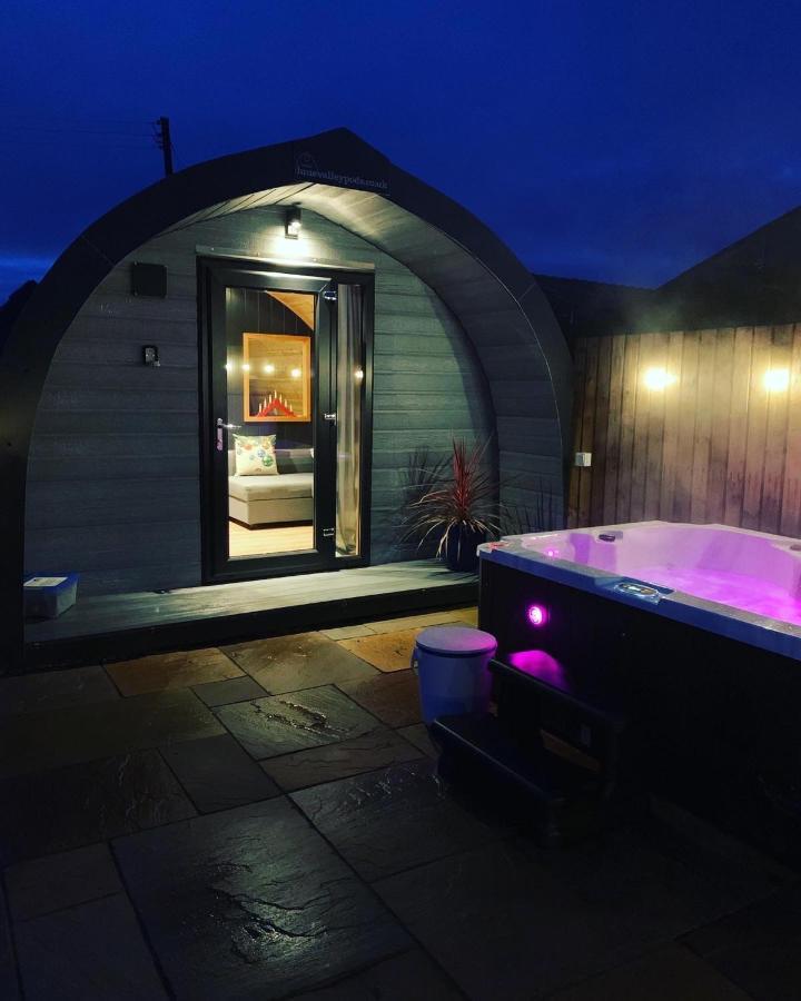 Thistle Pod Farm Stay With Hottub Sleeps 2 Galston  Kültér fotó