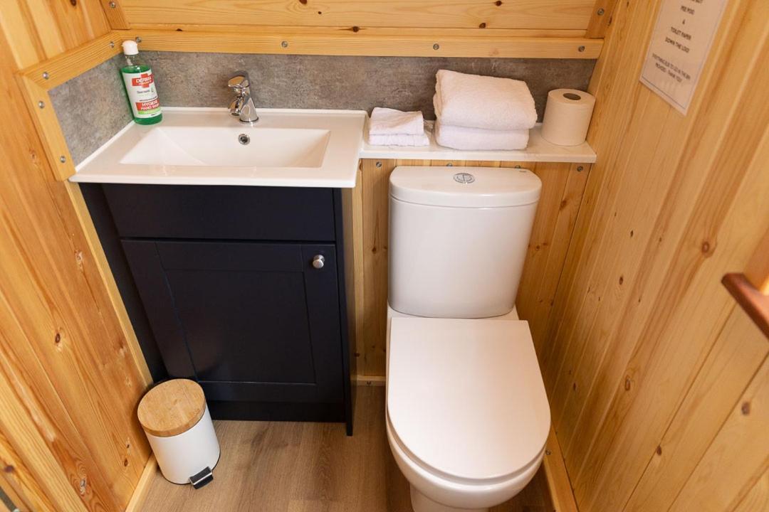 Thistle Pod Farm Stay With Hottub Sleeps 2 Galston  Kültér fotó